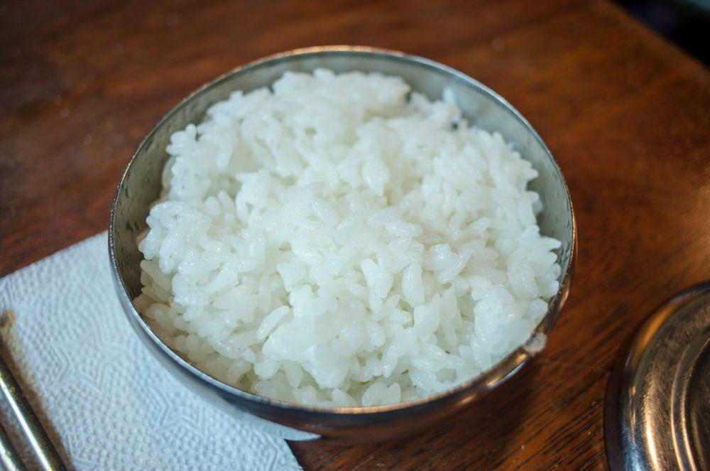 Lebih Sehat Nasi Panas atau Nasi Dingin? Berikut Penjelasannya