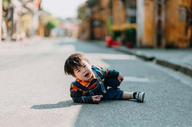 4 Cara Agar Gak Tergoda untuk Marah saat Anak Tantrum di Tempat Umum