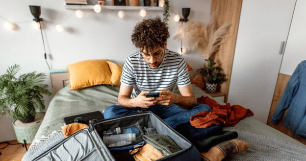 Ilustrasi membongkar tas setelah liburan