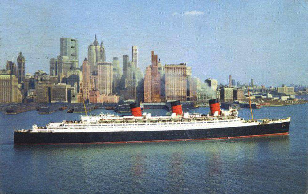 potret RMS Queen Mary, sang pendahulu RMS Queen Mary 2 dengan latar belakang kota New York di tahun 1961, RMS Queen Mary saat ini telah dijadikan hotel terapung (commons.wikimedia.org/greatships.net)