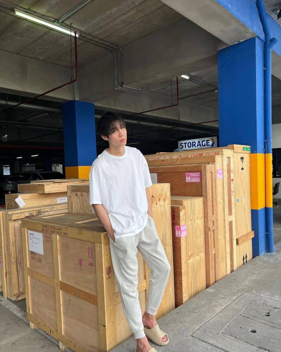 outfit kasual ala Kanaphan Puitrakul (instagram.com/first.kp)