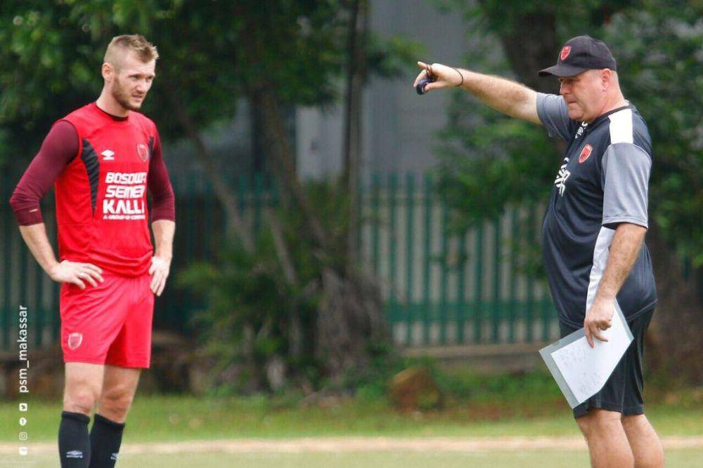 Bojan Hodak saat memimpin latihan PSM Makassar di Lapangan A SUGBK Jakarta pada Februari 2020. (Twitter.com/PSM_Makassar)
