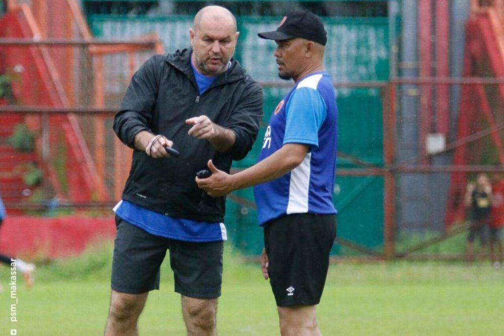 Bojan Hodak (kiri) dan Herrie Setiawan (kanan) saat memimpin sesi latihan PSM Makassar di Stadion Andi Mattalatta Mattoanging Makassar pada 12 Januari 2020. (Twitter.com/PSM_Makassar)