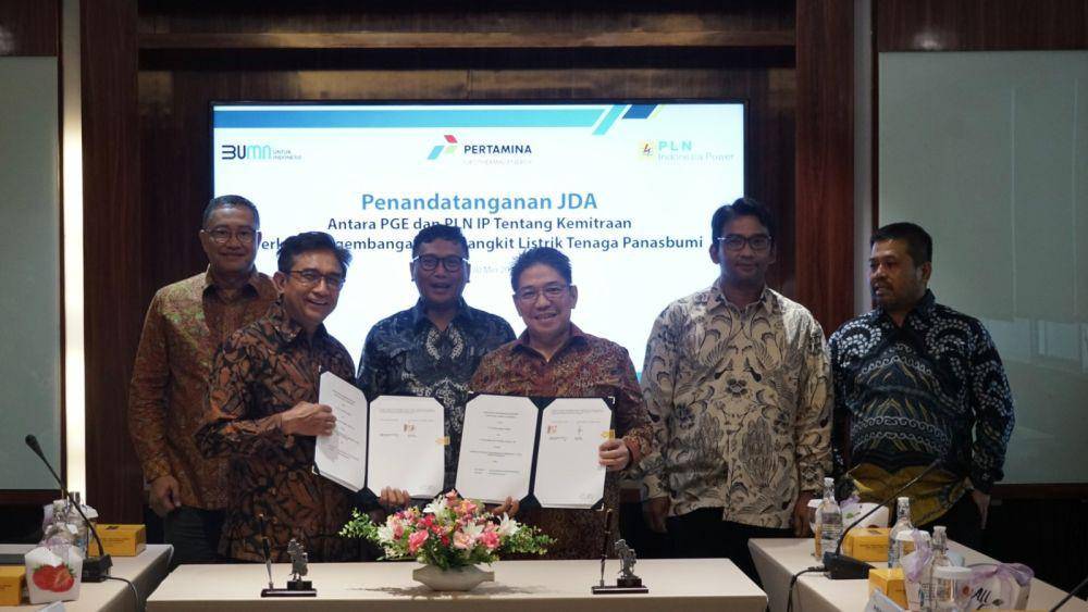 PT Pertamina Geothermal Energy Tbk (PGE) (IDX: PGEO) dan PT PLN Indonesia Power (PLN IP) telah resmi menandatangani Joint Development Agreement (JDA) di Jakarta, Kamis (30/5/2024). (Dok.PGE)