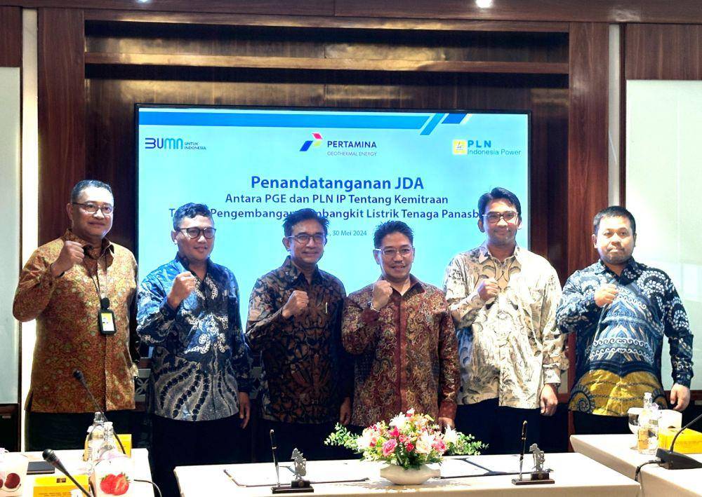 PT Pertamina Geothermal Energy Tbk (PGE) (IDX: PGEO) dan PT PLN Indonesia Power (PLN IP) telah resmi menandatangani Joint Development Agreement (JDA) di Jakarta, Kamis (30/5/2024). (Dok.PGE)