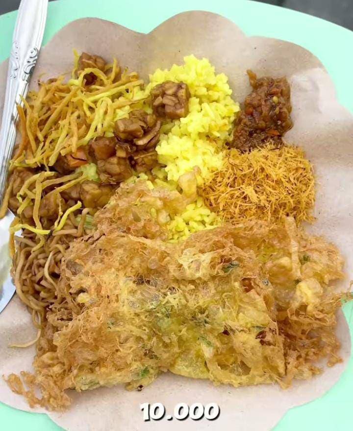 Nasi Kuning Legend (instagram.com/firdhamelia)