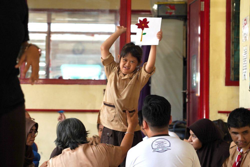 Milenial PNM Berbagai Keseruan dengan Siswa SLB Rawinala