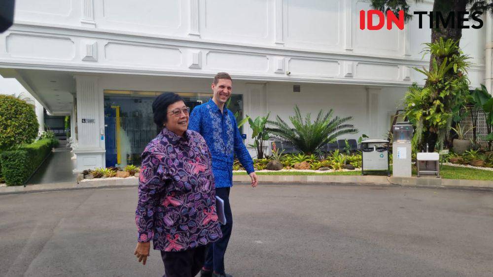 Menteri LHK, Siti Nurbaya bersama Menteri Iklim dan Lingkungan Norwegia, Andreas Bhelland Eriksen menemui Presiden Jokowi (IDN Times/Ilman Nafi'an)