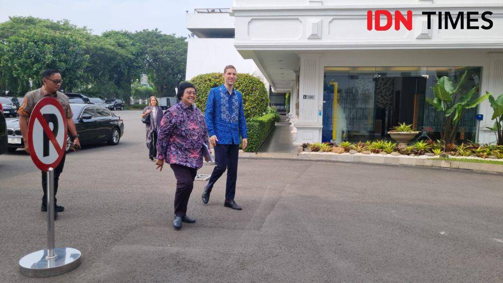 Menteri LHK, Siti Nurbaya bersama Menteri Iklim dan Lingkungan Norwegia, Andreas Bhelland Eriksen menemui Presiden Jokowi (IDN Times/Ilman Nafi'an)
