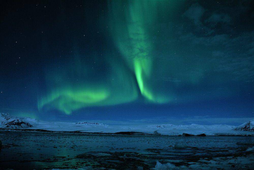 ilustrasi aurora borealis di Islandia (Wikimedia Commons/Anna Berdnik)