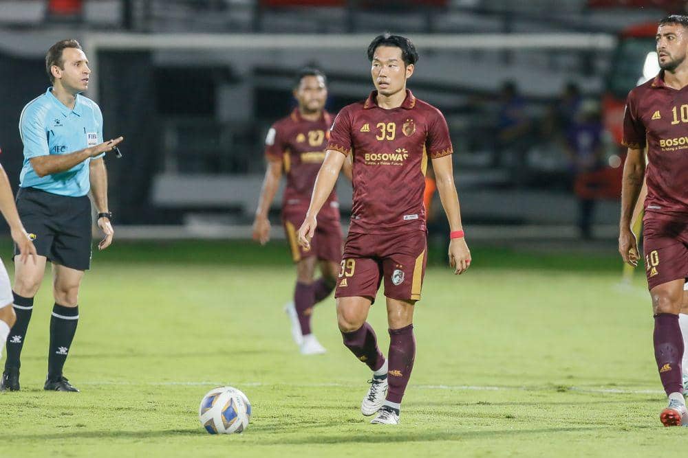 Aksi pemain PSM Makassar, Kenzo Nambu, dalam laga matchday kelima Grup H AFC Cup 2023/24 kontra Hai Phong FC di Stadion Kapten I Wayna Dipta Gianyar, 30 November 2023. (Dok. Asian Football Confederation (AFC)/Johannes P. Christo)