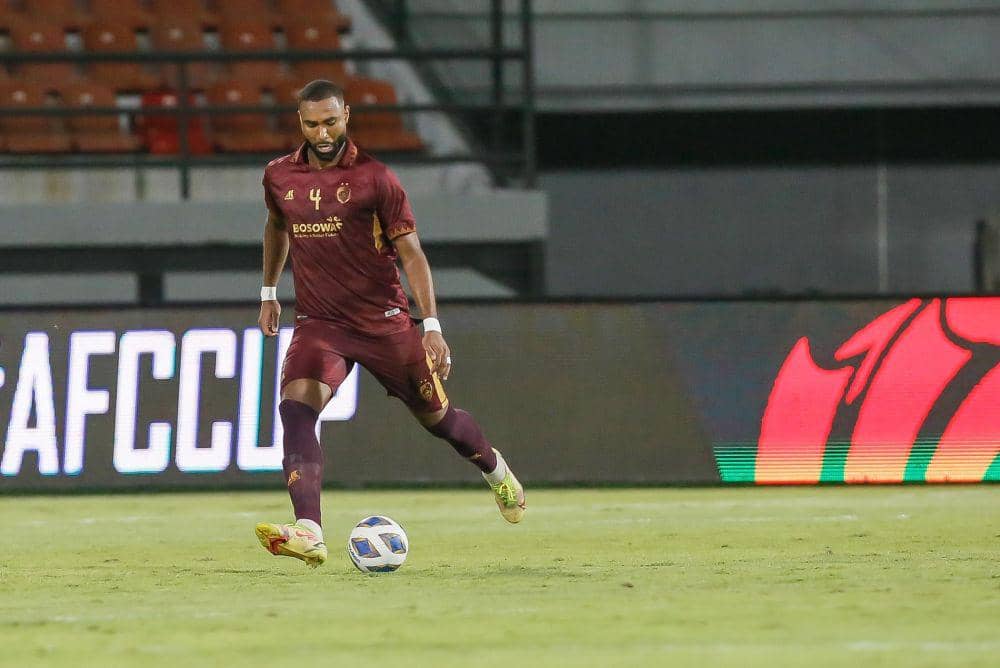 Aksi pemain PSM Makassar, Yuran Fernandes, dalam laga matchday kelima Grup H AFC Cup 2023/24 kontra Hai Phong FC di Stadion Kapten I Wayna Dipta Gianyar, 30 November 2023. (Dok. Asian Football Confederation (AFC)/Johannes P. Christo)