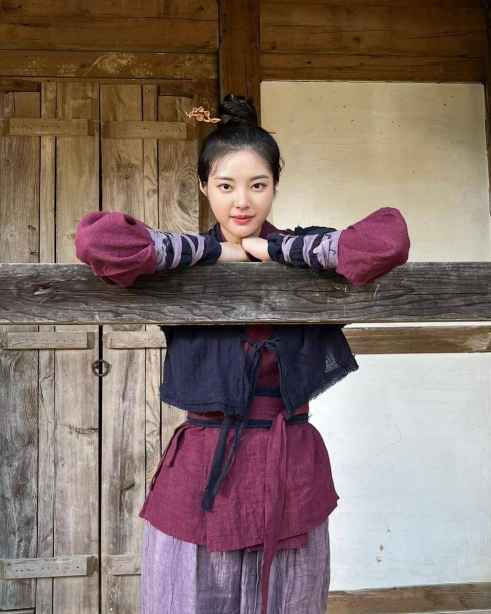 Hong Ye Ji di balik layar drama Love Song for Illusion (instagram.com/red._.yeji_)