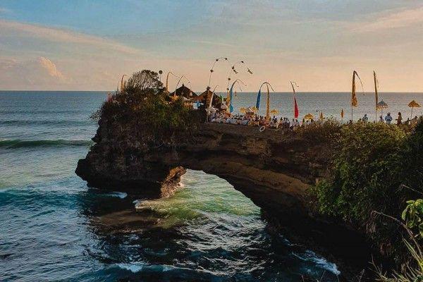 Pura Batu Bolong dengan Panorama Pantai Senggigi yang Eksotis