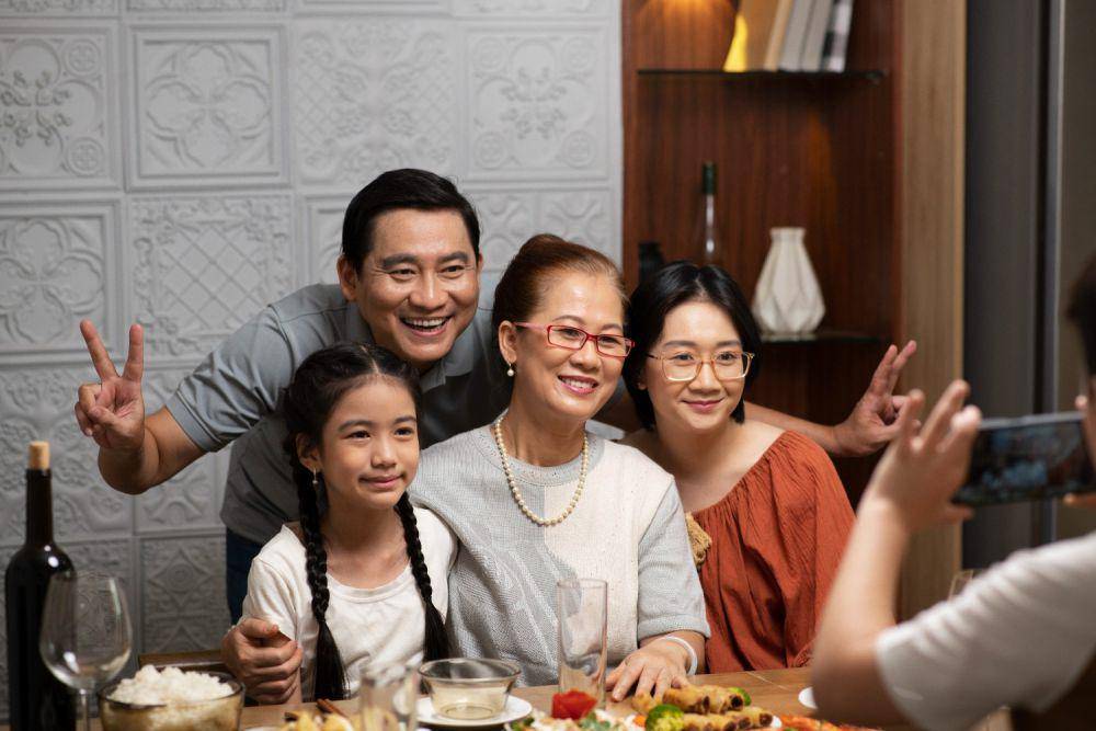 ilustrasi keluarga berfoto bersama (freepik.com/Freepik)
