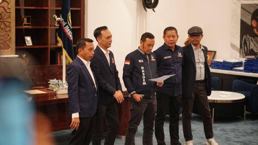 Dewan Pimpinan Pusat (DPP) Partai NasDem memberikan surat rekomendasi bakal calon kepala daerah untuk 16 kabupatenkota di Sulawesi Selatan, Sabtu (1/6/2024)/Istimewa