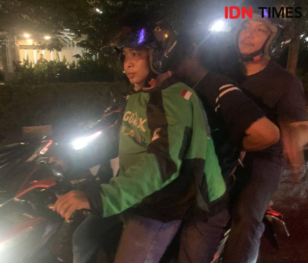 Pelaku pencurian saat diciduk polisi. (IDN Times/Polresta Pontianak).