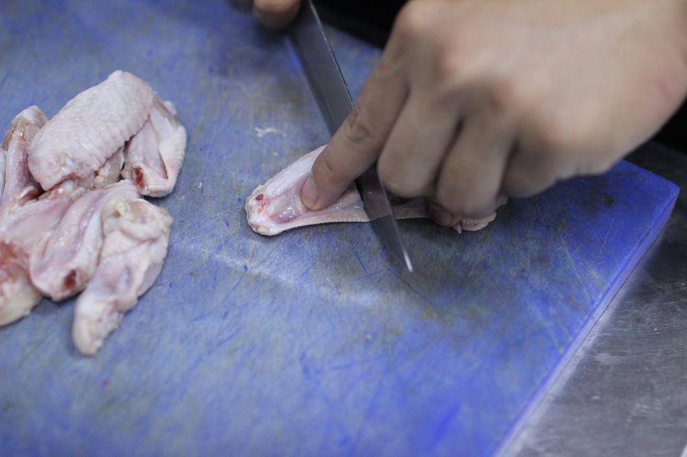 ilustrasi memotong daging ayam (pixabay.com/ekoanug)