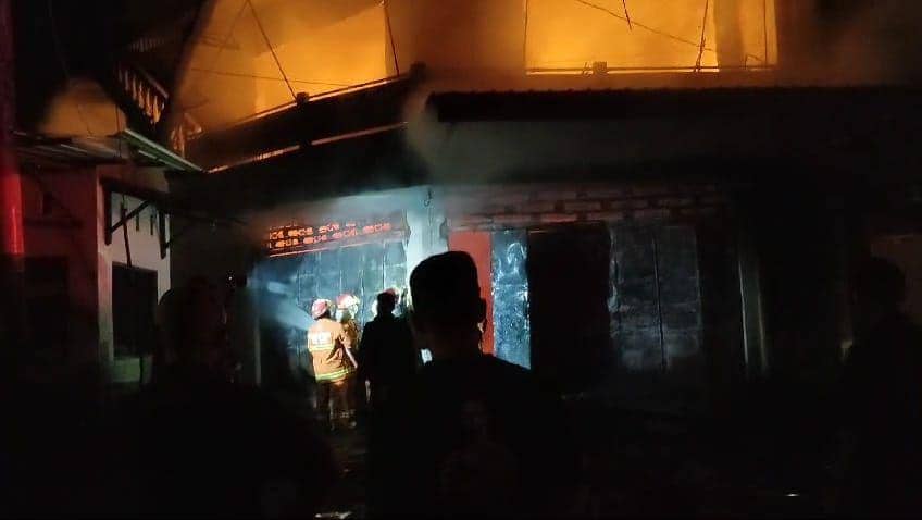 Toko sparepart 2 lantai di Kelurahan Mangge, Kecamatan Barat, Kabupaten Magetan ludes terbakar. IDN Times/ Istimewa.