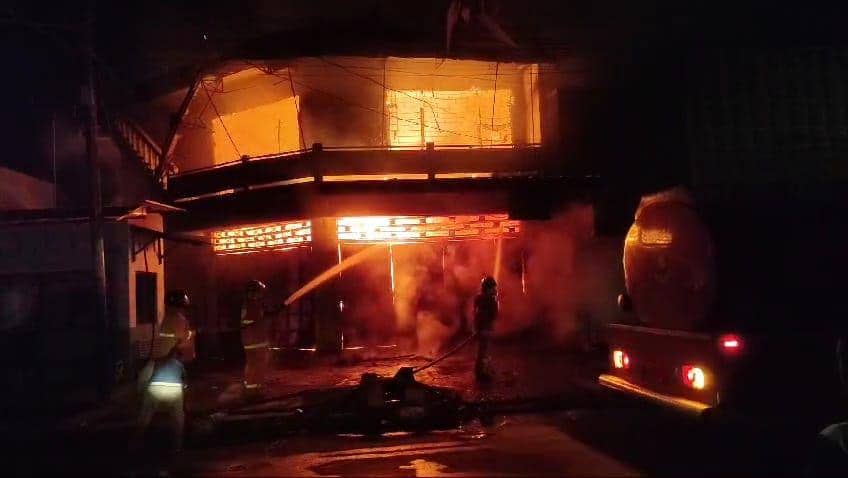 Toko Sparepart 2 Lantai di Magetan Ludes Terbakar