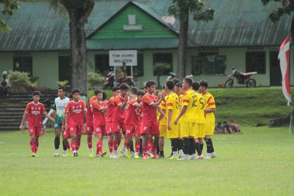 skuat sepak bola PON Sumut saat uji coba kontra Siantar All Stars (dok.istimewa)