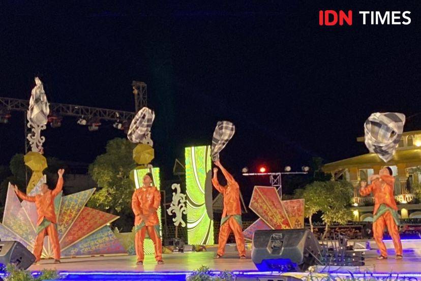 Penampilan berbagai tarian pada acara Gerakan Melayu Serumpun di Istana Maimun Medan (IDN Times/Indah Permata Sari)