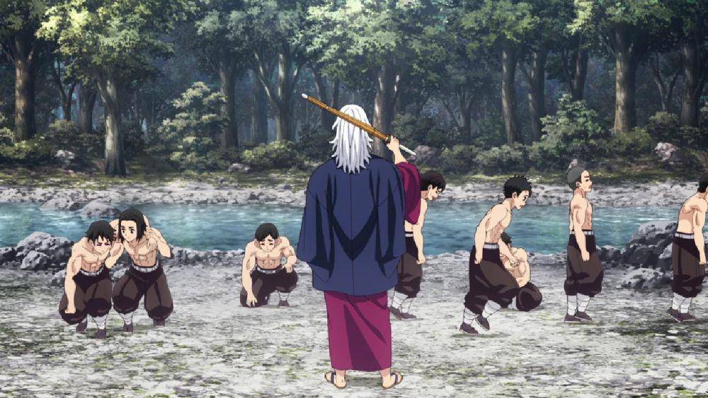 Tengen Uzui sedang menyiapkan latihannya. (dok. ufotable/Demon Slayer: Kimetsu no Yaiba)