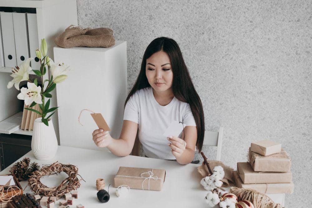 Ilustrasi wanta sedang membungkus kado (freepik.com/freepik)