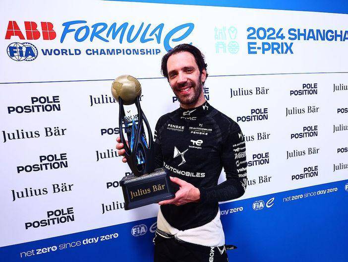 Jean-Eric Vergne meraih pole position di sesi kualifikasi untuk balapan ke-1 E-Prix Shanghai 2024. (fiaformulae.com)