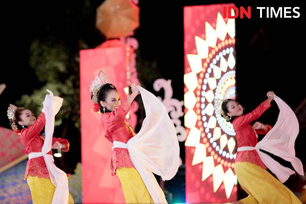 Penampilan penari Negeri Sembilan Malaysia pada penutupan Gelar Melayu Serumpun Ke-7 tahun 2024, Sabtu (1/6/2024). (IDN Times/Arifin Al Alamudi)