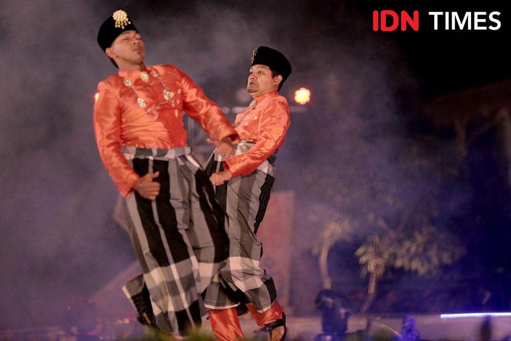 Penampilan penari Negeri Sembilan Malaysia pada penutupan Gelar Melayu Serumpun Ke-7 tahun 2024, Sabtu (1/6/2024). (IDN Times/Arifin Al Alamudi)