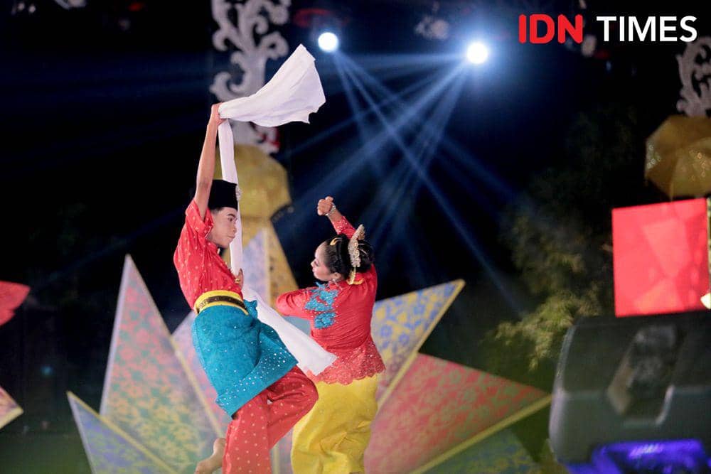 Penampilan penari Johor Malaysia pada penutupan Gelar Melayu Serumpun Ke-7 tahun 2024, Sabtu (1/6/2024). (IDN Times/Arifin Al Alamudi)