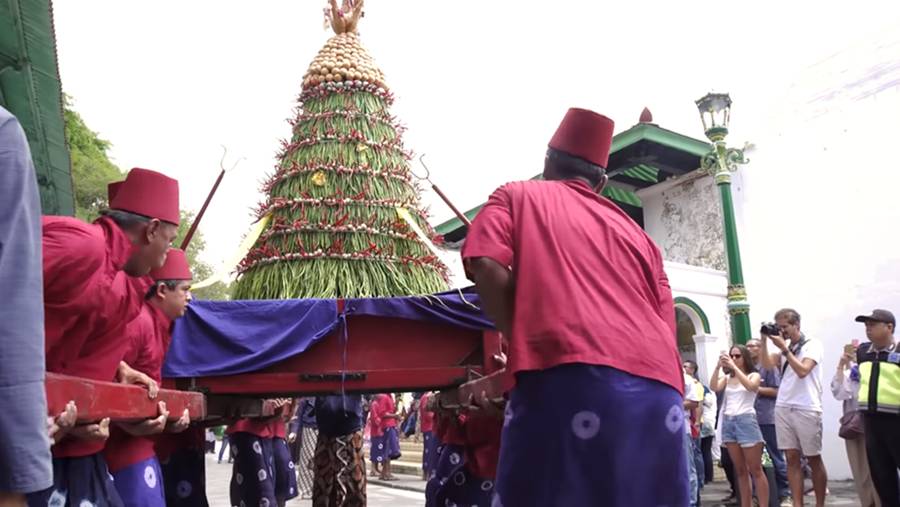 foto Grebeg Gunungan di Keraton Yogyakarta (youtube.com/Kraton Jogja)