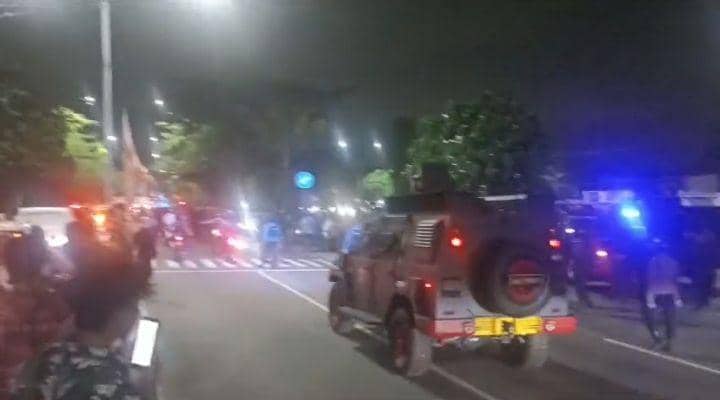 Pengamanan polisi di jembatan Surabaya saat kericuhan antar suporter, Jumat (31/5/2024). (Dok. Istimewa)