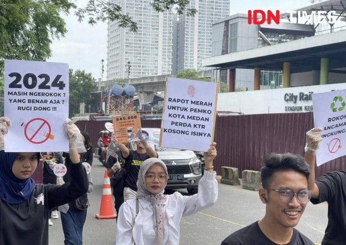 massa aksi bentangkan poster-poster protes (NSYTCM for IDN Times)