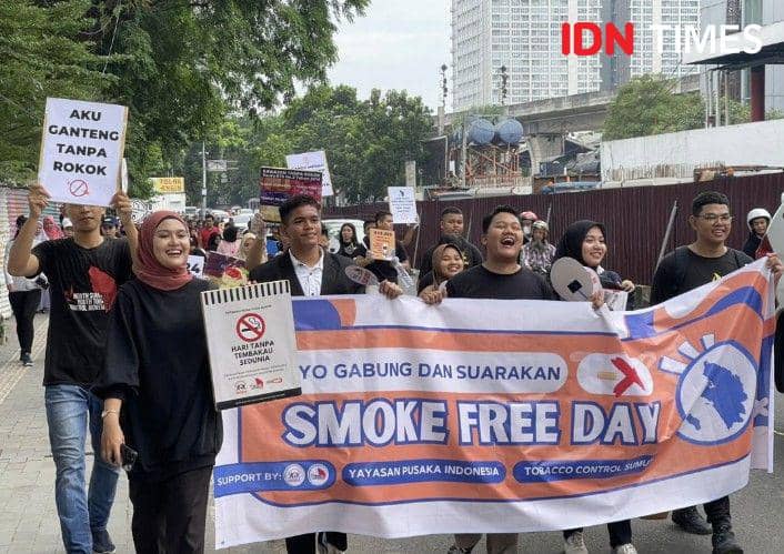 Massa aksi keliling Lapangan Merdeka Medan (NSYTCM for IDN Times)