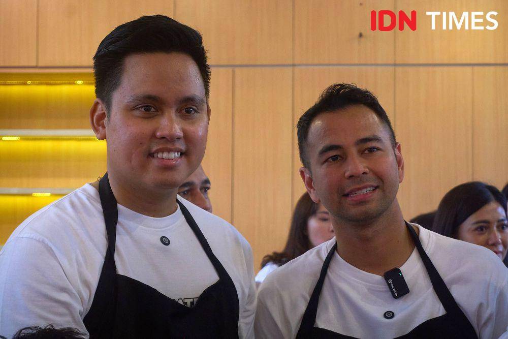 Bupati Kendal, Dico M Ganinduto (kiri) dan artis, Raffi Ahmad (kanan) saat di Semarang, Minggu (2/6/2024). (IDN Times/Dhana Kencana)