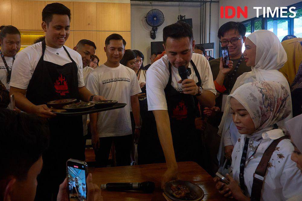 Bupati Kendal, Dico M Ganinduto (kiri) dan artis, Raffi Ahmad (kanan) melayani pembeli saat pembukaan Omah Gedeh Rojo Sambel di Semarang, Minggu (2/6/2024). (IDN Times/Dhana Kencana)