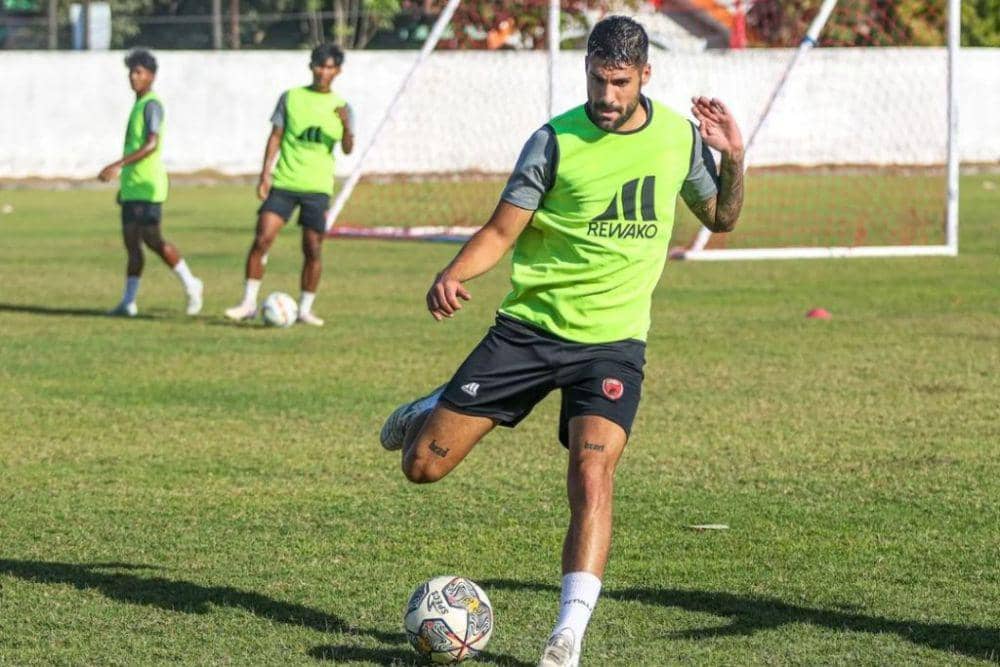 Kike Linares dalam sesi latihan PSM Makassar di Stadion Kalegowa Pallangga pada 30 Agustus 2023. (Instagram.com/psm_makassar)