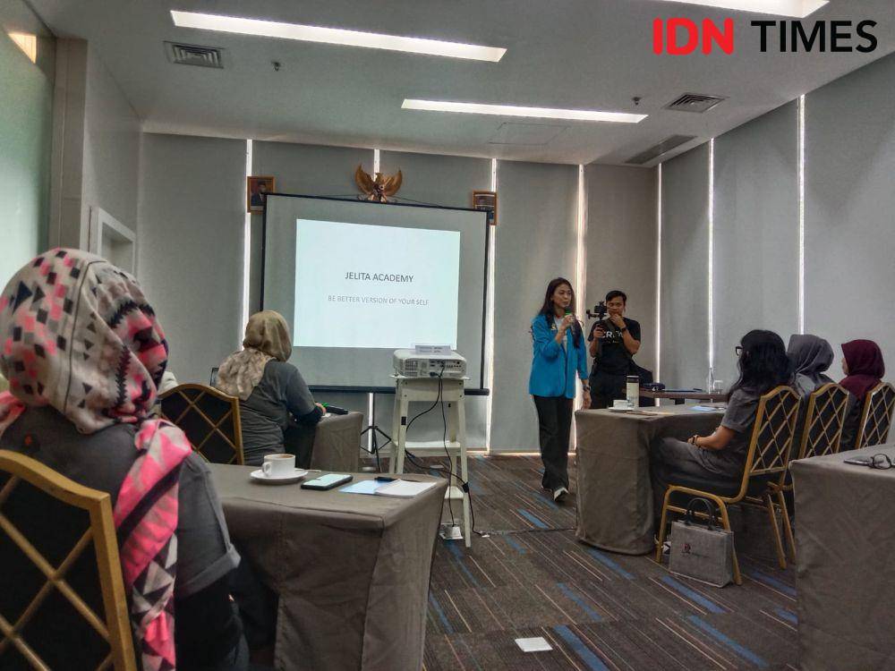 Indira Soediro dalam workshop JeLiTa Academy Batch 1 Volume 1, Sabtu (1/6/2024) di Hotel All Seasons, Thamrin, Jakarta. (IDN Times/Febriyanti Revitasari)