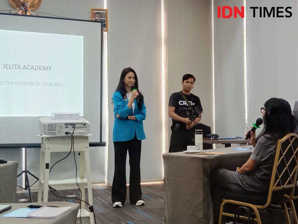 Indira Soediro dalam workshop JeLiTa Academy Batch 1 Volume 1, Sabtu (1/6/2024) di Hotel All Seasons, Thamrin, Jakarta. (IDN Times/Febriyanti Revitasari)