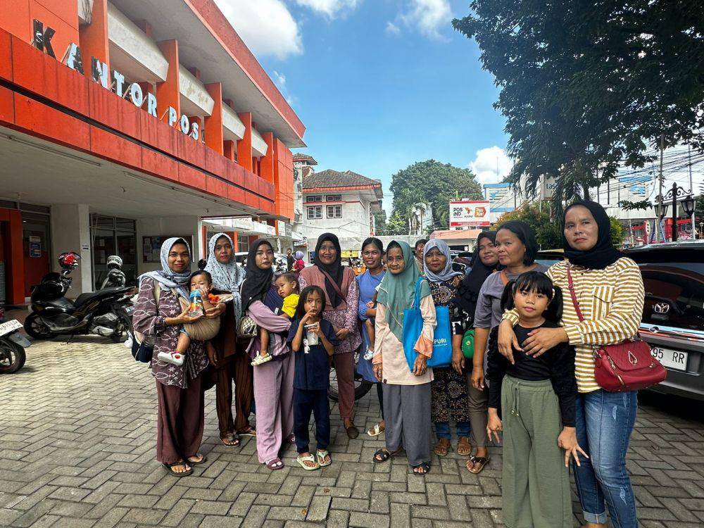 PT Pos Indonesia (Persero) atau yang kini dikenal dengan brand PosIND, menyalurkan bansos sembako dan Program Keluarga Harapan (PKH) dari Kementerian Sosial kepada penerima di seluruh Indonesia. Selalu berhasil menyalurkan bansos tepat waktu dan tepat sasaran, koordinasi yang baik dan pemanfaatan teknologi menjadi kunci sukses. (Dok. Pos Indonesia)