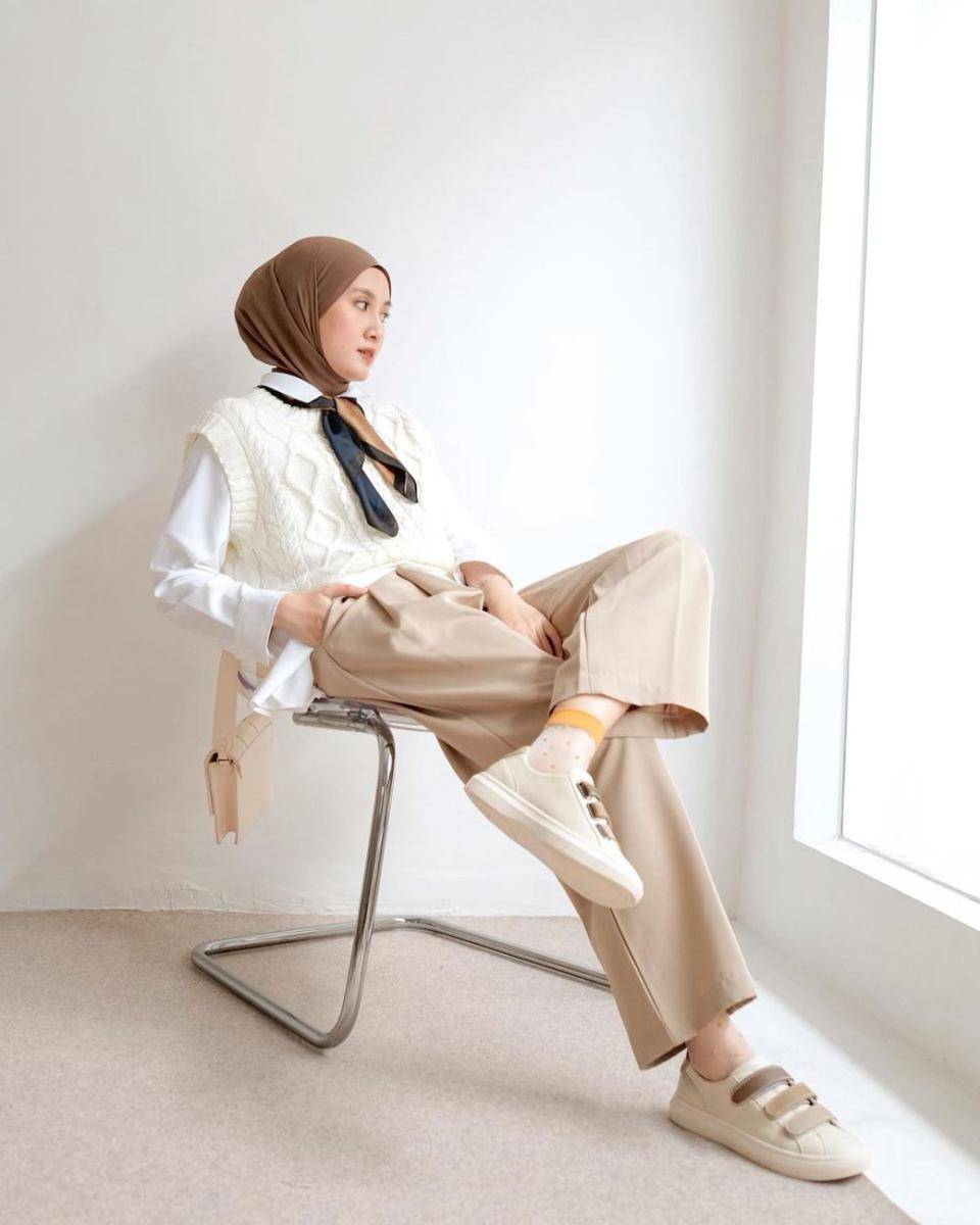 ide styling vest putih ala Inas Rana (instagram.com/inasrana)