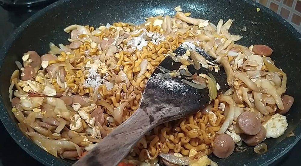 ilustrasi masak mi goreng tuna jamur (youtube.com/Nur Cherry)