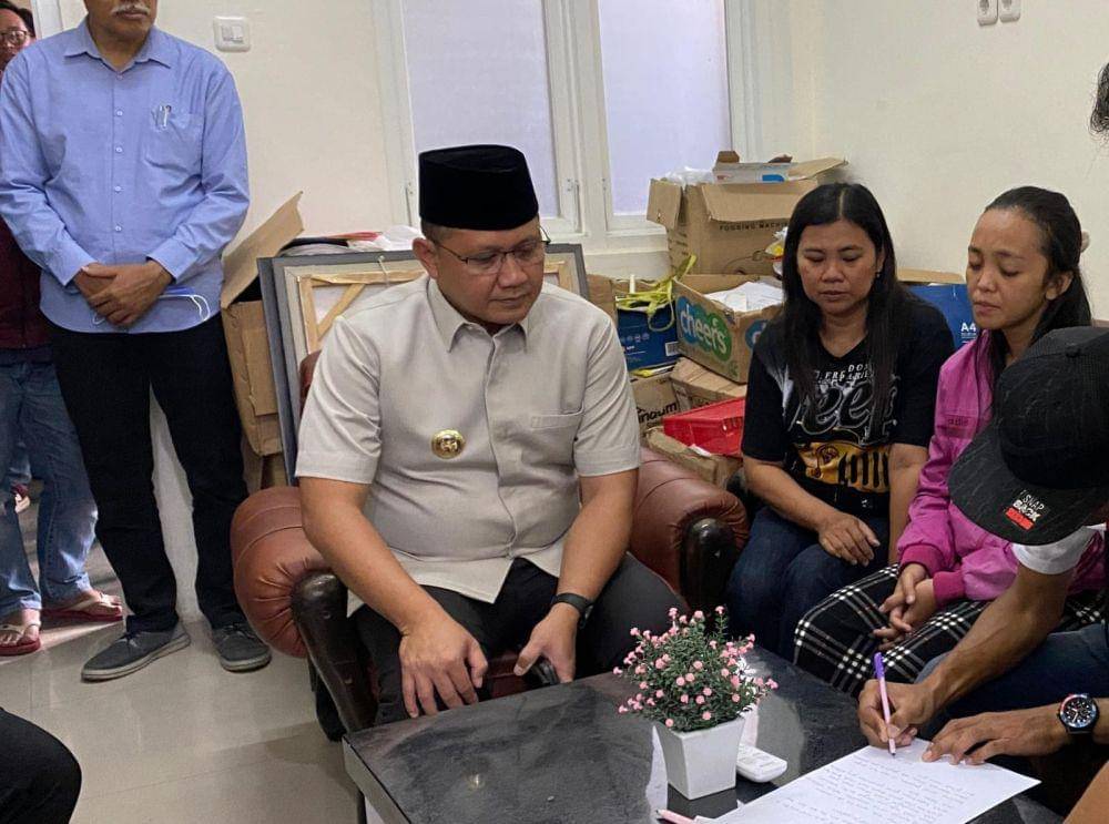 Orang tua RKA (jaket pink dan kaos biru) saat bertemu Pj Wali Kota Batu. (IDN Times/Rizal Adhi Pratama)
