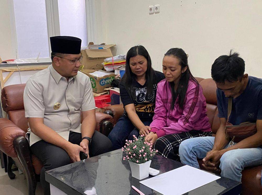 Orang tua RKA (jaket pink dan kaos biru) saat bertemu Pj Wali Kota Batu. (IDN Times/Rizal Adhi Pratama)