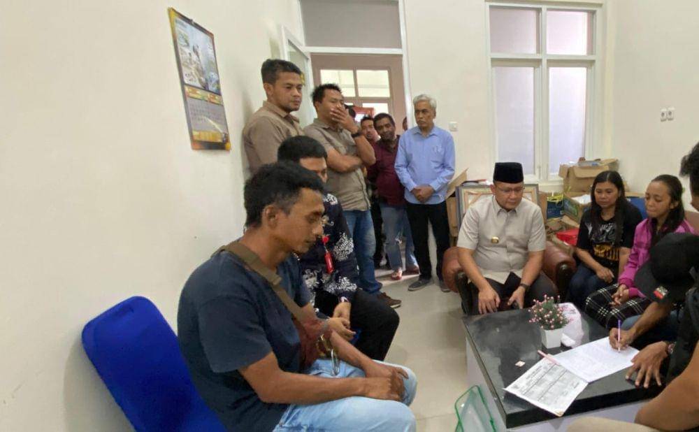 Orang tua RKA (jaket pink dan kaos biru) saat bertemu Pj Wali Kota Batu. (IDN Times/Rizal Adhi Pratama)