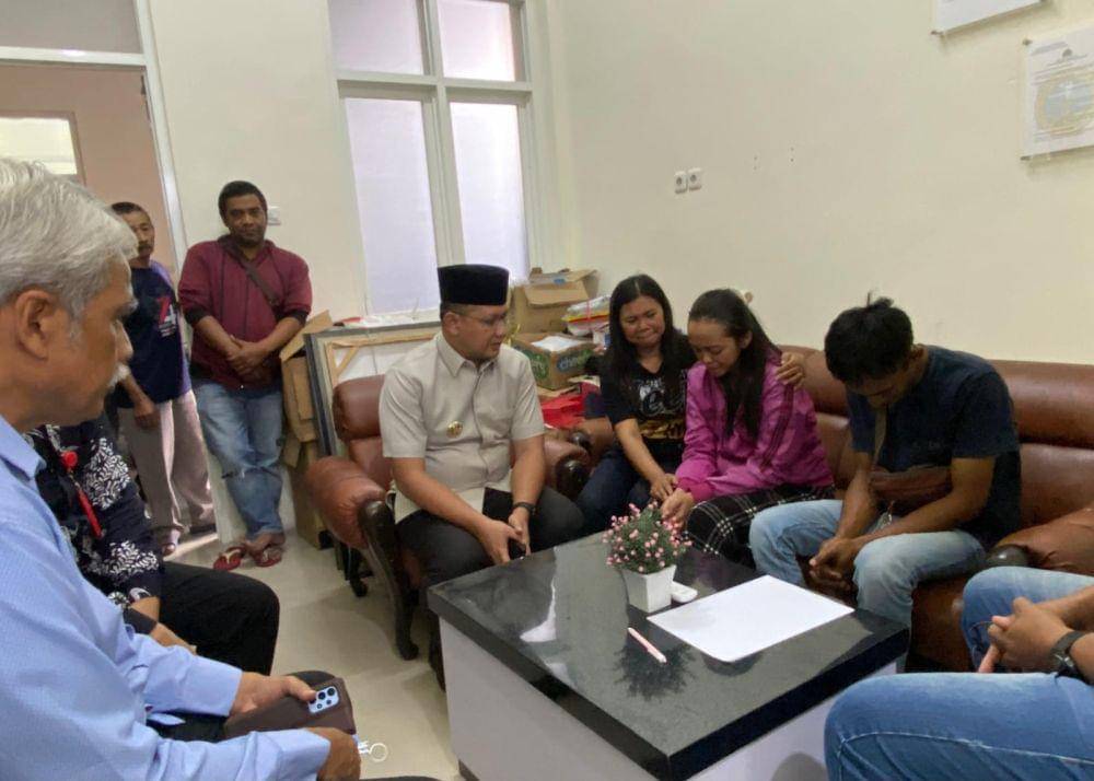 Orang tua RKA (jaket pink dan kaos biru) saat bertemu Pj Wali Kota Batu. (IDN Times/Rizal Adhi Pratama)