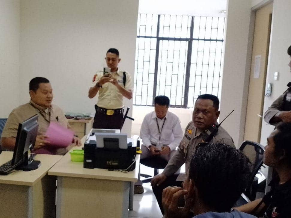 Massa aksi saat menyampaikan keluhan ke pimpinan Bank Bukopin Lotim (IDN Times/Ruhaili)