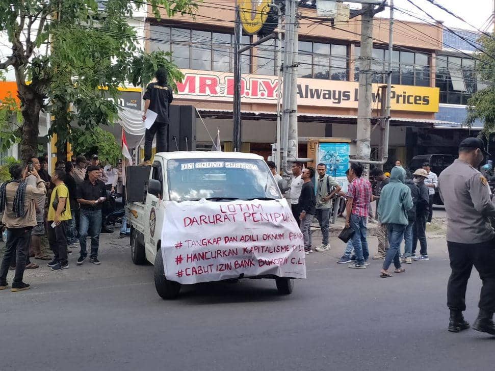 Massa aksi saat melakukan aksi demo di depan kantor Bukopin (IDN Times/Ruhaili)